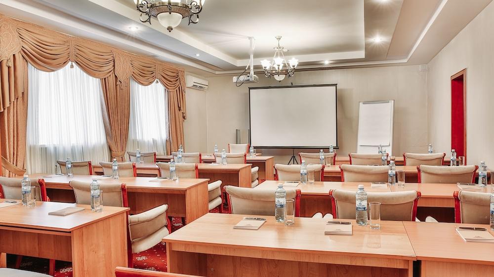Goldman Empire Hotel Astana Ngoại thất bức ảnh